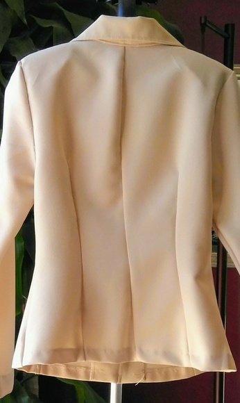 A skirt suit - Picture 3 of 4